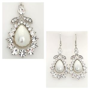 NWOT Shimmering pearly earrings